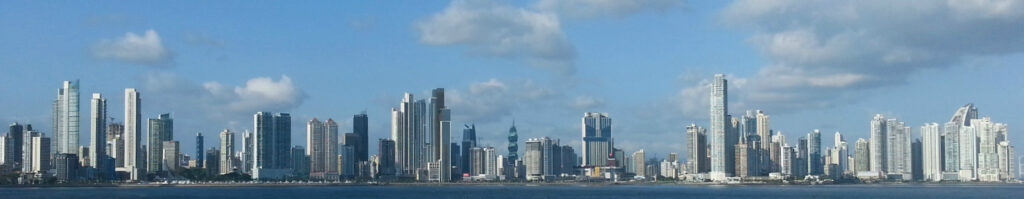 Vista panorámica del skyline de Panama City con torres de lujo y el Pacífico al fondo